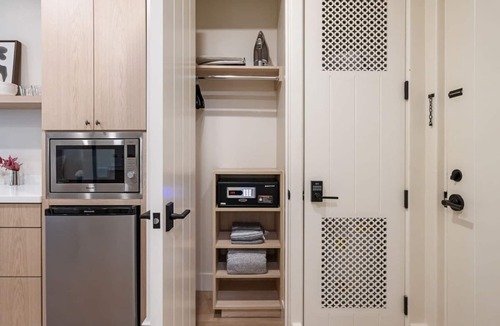 Oak Park Apartment | Casa Iglesia Studio 203
