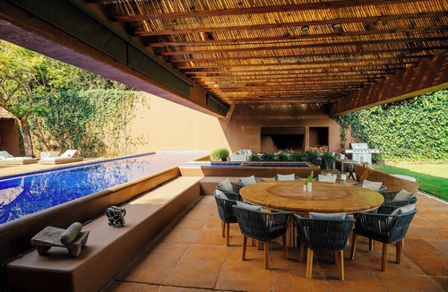 El Santuario House | Casa Izar, Magnificent Modern House with Pool and Lake View