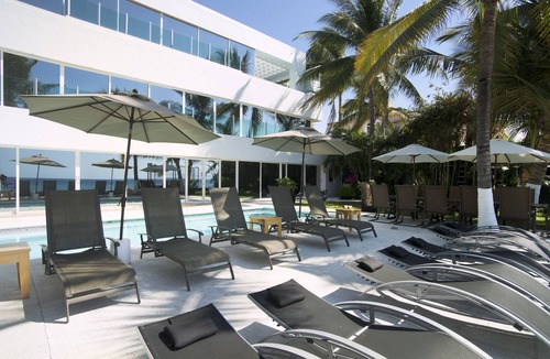 Colonia 5 de Diciembre House | Casa La Playa, MODERN, 8 BEDROOM,BEACHFRONT, Pool, Full Staff - Walk to Town