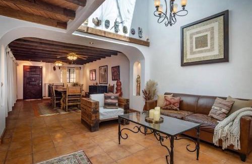 Colonia San Antonio House | Casa Mona Lisa, a short, level walk to the cathedral