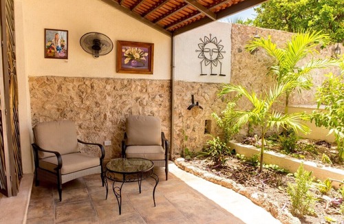 Barrio de Santiago House | Casa Palmas by Majikal B&B