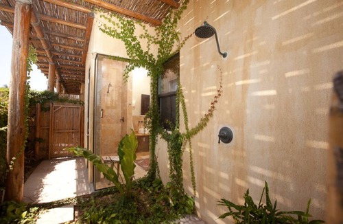 La Fortuna House | Casa Panga Beachfront House with Infinity Pool and Swim-up Bar