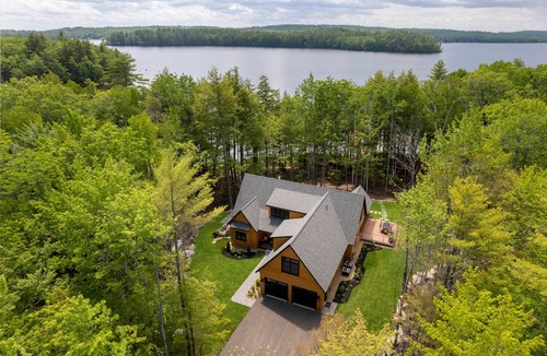 Raymond House | Cedar Lane Lodge - Luxury Lake House