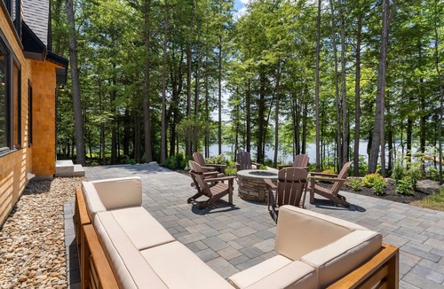 Raymond House | Cedar Lane Lodge - Luxury Lake House