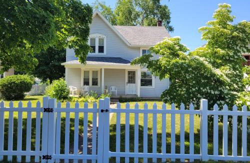Beulah House | Centennial House - Great Location With Lakeview!
