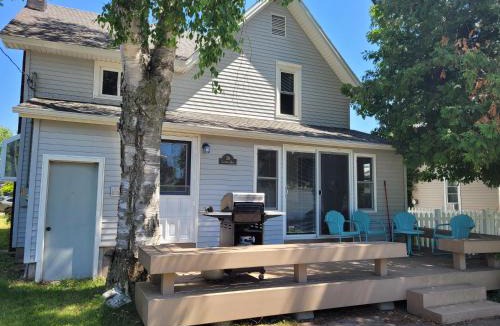 Beulah House | Centennial House - Great Location With Lakeview!