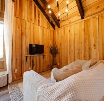 Smithville House | CenterHillLakeCouplesRelaxingCreeksideTinyCabin 4