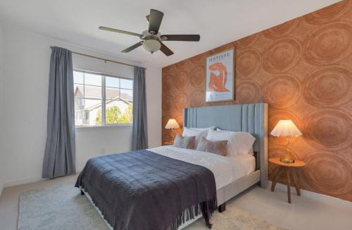 Castle Rock House | Centrally Located 5BD - Games, BBQ & Firepit Patio