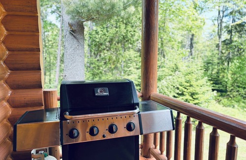 Fiddler Lake Resort Ski Chalet | Chal’Heureux | Private Spa, Log Cabin Retreat at Lac Fiddler | Dog Friendly