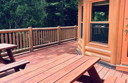 Fiddler Lake Resort Ski Chalet | Chal’Heureux | Private Spa, Log Cabin Retreat at Lac Fiddler | Dog Friendly