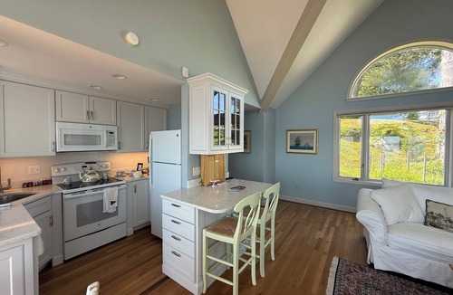 Prides Crossing Cottage | Charming 1-bedroom seaside cottage in enchanting Marblehead with WiFi, AC
