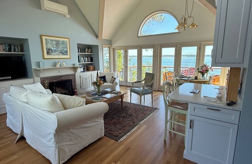 Prides Crossing Cottage | Charming 1-bedroom seaside cottage in enchanting Marblehead with WiFi, AC