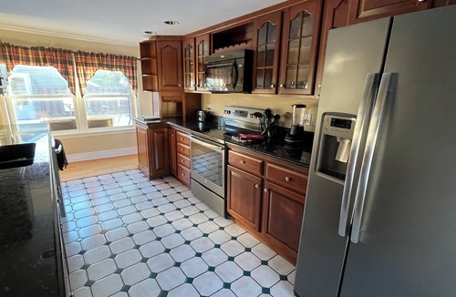 Houlton Apartment | Charming 2-bedroom apartment with very fast WiFi, AC, full deck and bbq grill