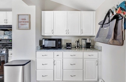 Devon House | Charming 2BR Home | Fast Wi-Fi & Outdoor Space