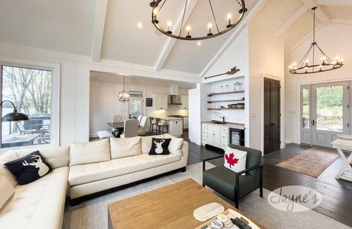 Bala Cottage | Charming 3bed, 4bath cottage on Butterfly Lake in the heart of Muskoka!