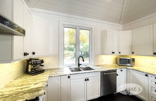 Bala Cottage | Charming 3bed, 4bath cottage on Butterfly Lake in the heart of Muskoka!
