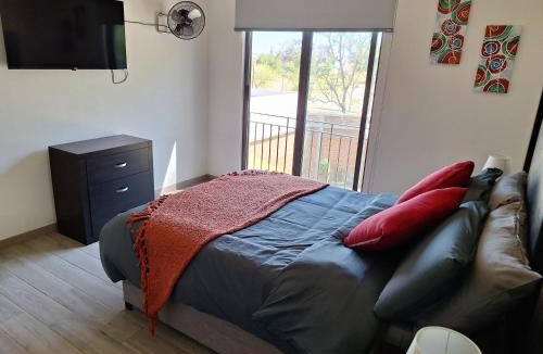 Leon House | Charming and Spacious Home with Garden and Terrace