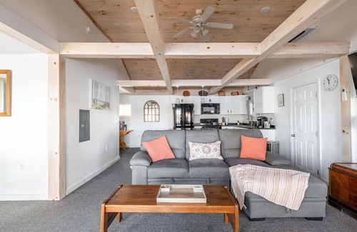 Eddington House | Charming Cabin Getaway: Sunrise and Sunset Views