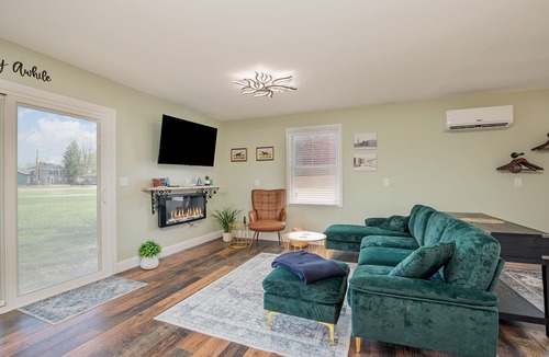 Warsaw Cottage | Charming Carriage House near the river and Ark Encounter