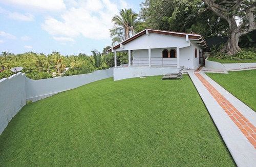 North End House | Charming casita. Private, secure with pickle ball and basketball half-court.