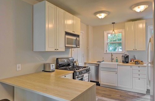 Roselawn Finance House | Charming Cincinnati Home < 10 Mi to Downtown!