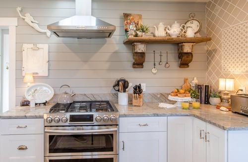 Downtown Cannon Beach House | Charming Designer Retreat, Walk to Beach & Downtown, Cozy Fireplace, Expansive Deck
