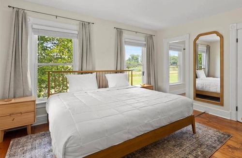 Hudson House | Charming Hudson Farmhouse with Fire Pit