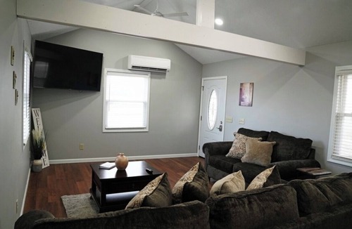 Laketon House | Charming one-bedroom house with a king size with AC and WiFi in enjoyable Wabash