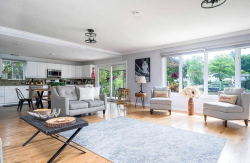 Wasaga Beach House | Charming riverside cottage