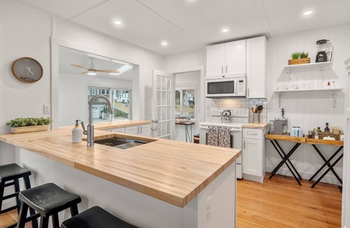 Plymouth House | Charming waterfront 3-bedroom house on White Horse Beach