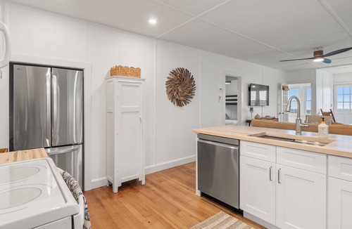 Plymouth House | Charming waterfront 3-bedroom house on White Horse Beach