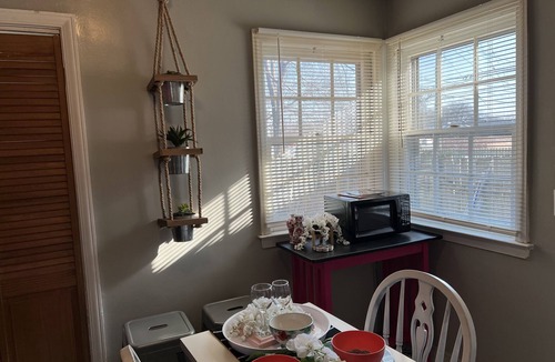 Madison Heights House | Cheerful 2 Bedroom Home| Free Wifi| Washer & Dryer| Roku TV