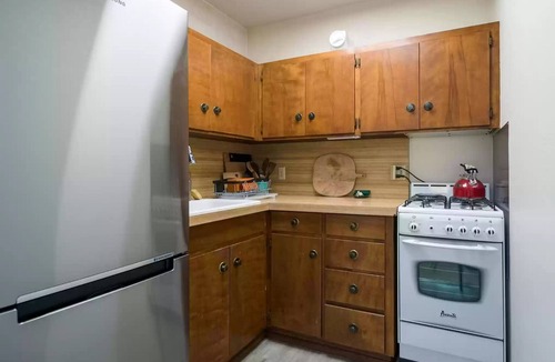 Upper East Cottage | Cheerful 2 bedroom 2 bath Cottage with fireplace