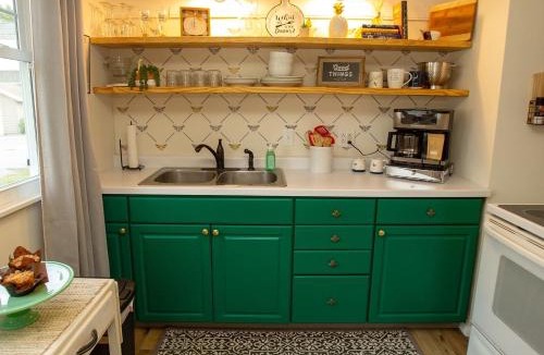 Decatur House | Cheerful 2 Bedroom Cottage on 5th