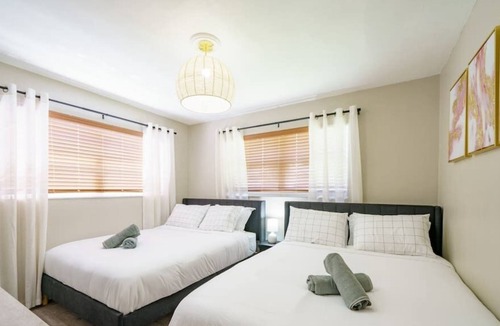 Sunset Villa | Cheerful 3-Bedroom Villa with Pool