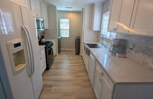 Downey House | Cheerful 3 Bedroom 2 Bath Patio Home
