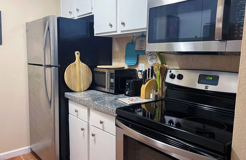 El Lago Condo | Cheerful Calming Condo near Clear Lake, NASA, Kemah, League City, and Pasadena.