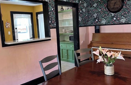 Spring Grove Village House | Cheerful & Cozy 4BR Historic Home Near Downtown Cincinnati affordable for groups