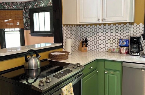 Spring Grove Village House | Cheerful & Cozy 4BR Historic Home Near Downtown Cincinnati affordable for groups