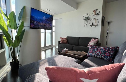 Toronto Entertainment District Apartment | Chic 2 Bedroom 2 Bathroom Panoramic CN Tower Views Condo With Free Parking