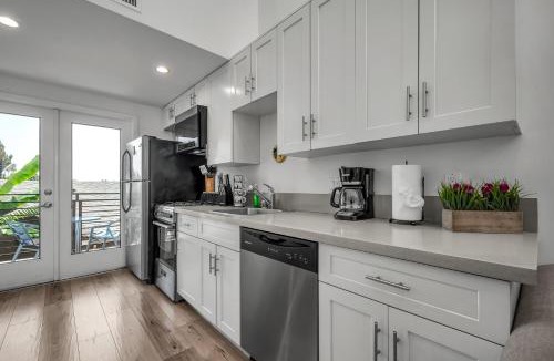 Wilshire Apartment | Chic Loft Style 1-Bedroom With Balcony and view of Hollywood Sign