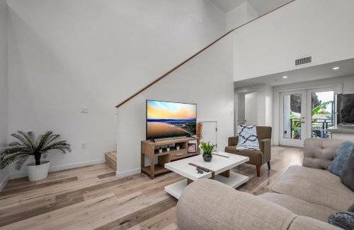 Wilshire Apartment | Chic Loft Style 1-Bedroom With Balcony and view of Hollywood Sign
