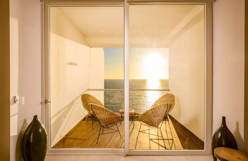 Las Glorias Apartment | Chic Oceanfront Studio Loft – Unique Art & Views