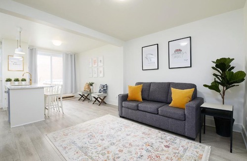 La Petite-Patrie Apartment | Chic Plaza St-Hubert Apt 2BR 2BA