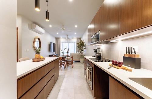 L Condo | Chic Second Level 2BR | Beach & Town Nearby