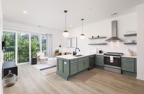 Cleveland Park Condo | Chic Spacious 2 Bedroom Walk to Coffee+Restaurants