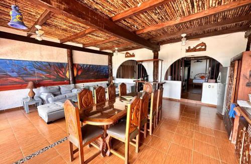 Zona Hotelera House | Chillaxing Beach Front House