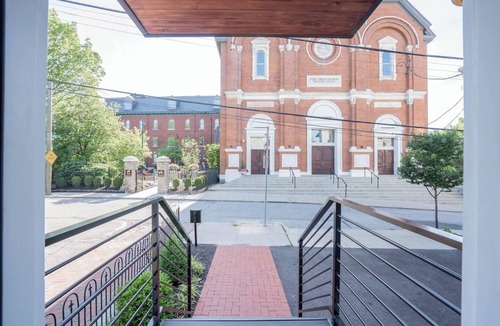 Mount Adams House | Clawfoot Tub, Next to Monastery Wedding Venue, 3BR
