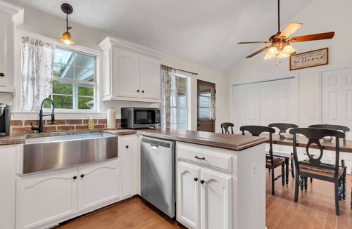 Spring Hill House | Clean 3BR · Quiet Block · Backyard with Hoop