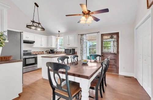 Spring Hill House | Clean 3BR · Quiet Block · Backyard with Hoop